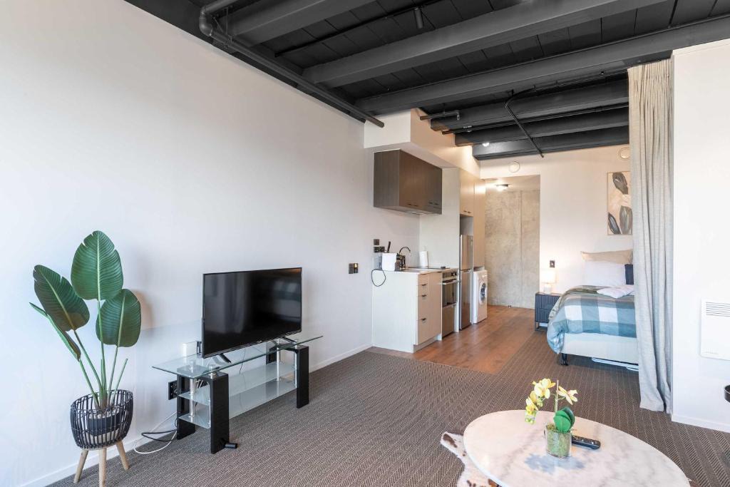 Petone Apartment | Cozy Studio - Private Balcony Bath and Tub