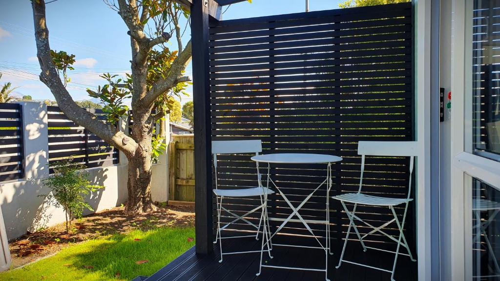 New Plymouth House | Cozy Tiny House in Garden Setting, 3 Minute Drive to Back Beach