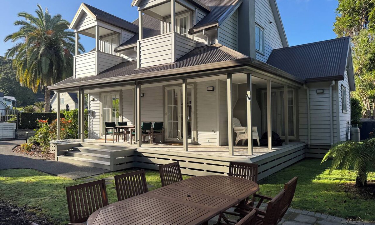 Russell Cottage | Crab Shack Cottage: 4BR in Russell with Pool & Spa, 300m to Waterfront