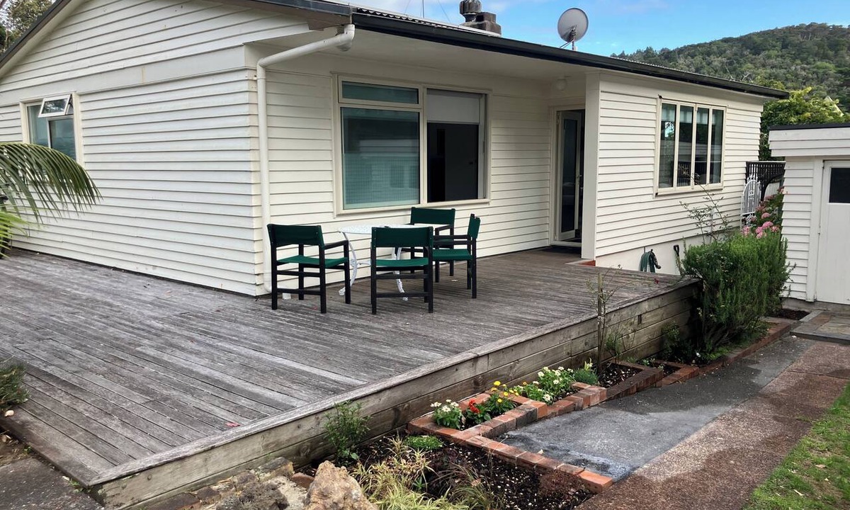 Waiwera Cottage | Cute two bedroom cottage very close to beach and beach bar and grill