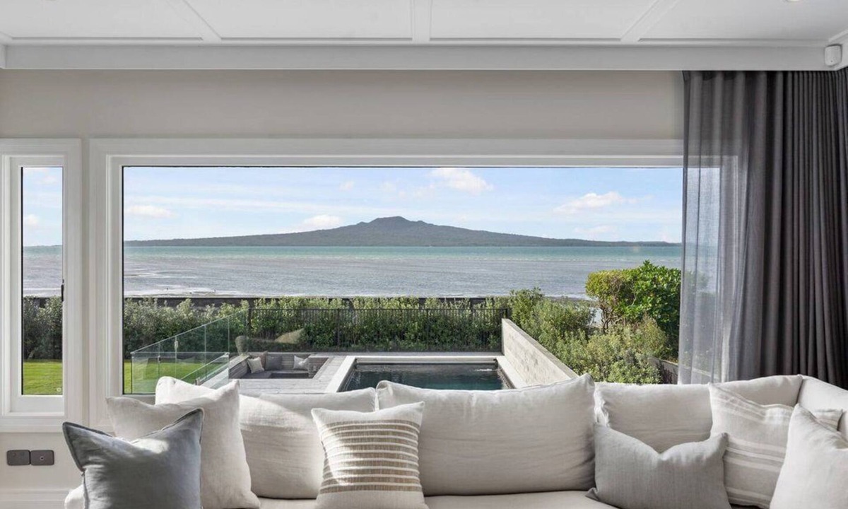 Devonport House | Devonport - Oxford Terrace Beachfront (5BR/3.5BA, Sleeps 6)