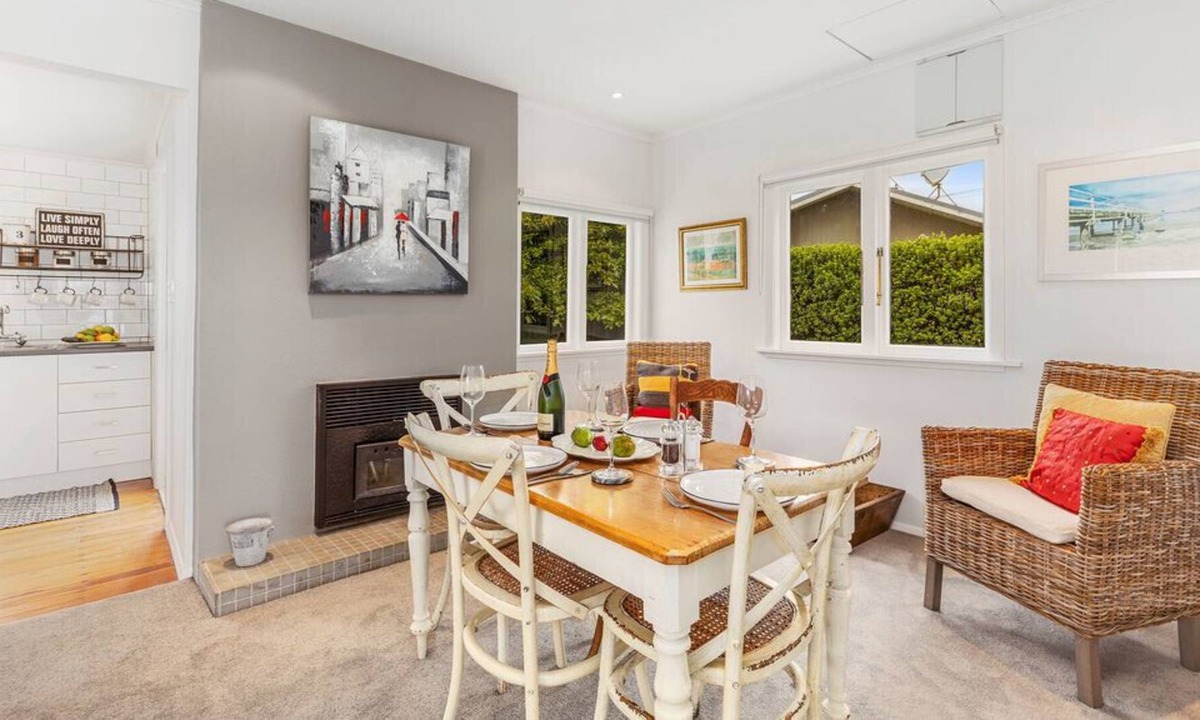 Waikanae House | DOVE COTTAGE - WAIKANAE BEACH HOLIDAY HOME in Waikanae Beach