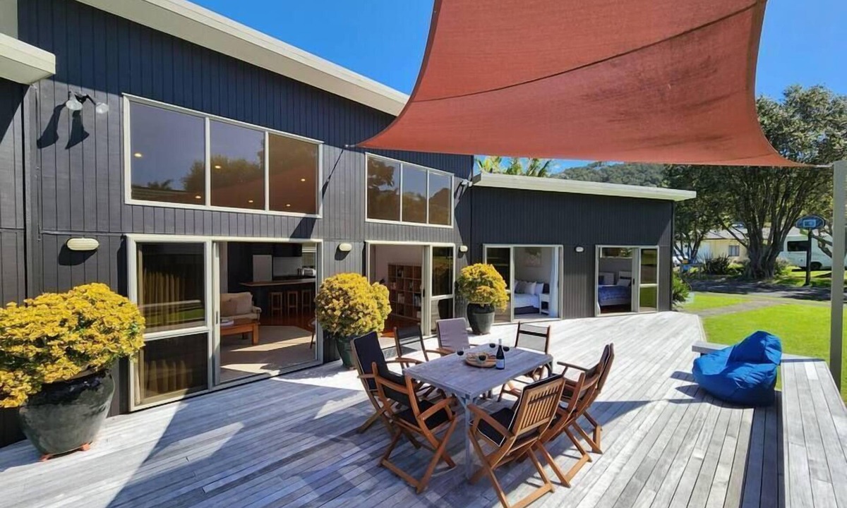 Hahei House | Easy Days - Ideal 2 wing set up, quiet street, central, 5min walk to the beach