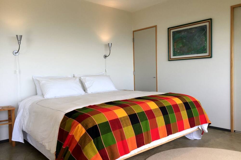 Todds Valley Cabin | Eco-Friendly Room in a Bed and Breakfast with Stunning Views in Nelson, New Zealand