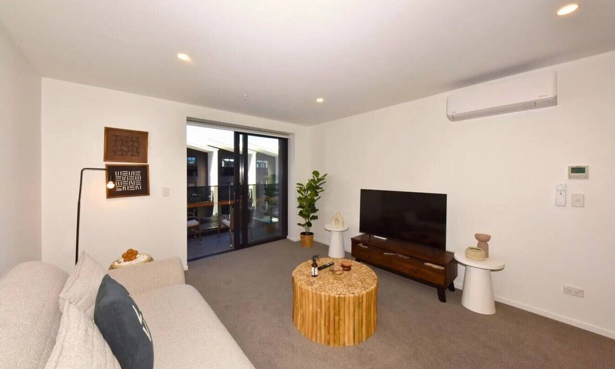 Christchurch City Centre Apartment | Elegant City Retreat with Balcony