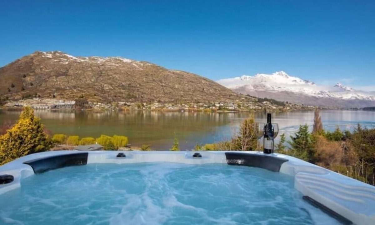 Queenstown Resort | Elevated Frankton Chalet with Lake Views