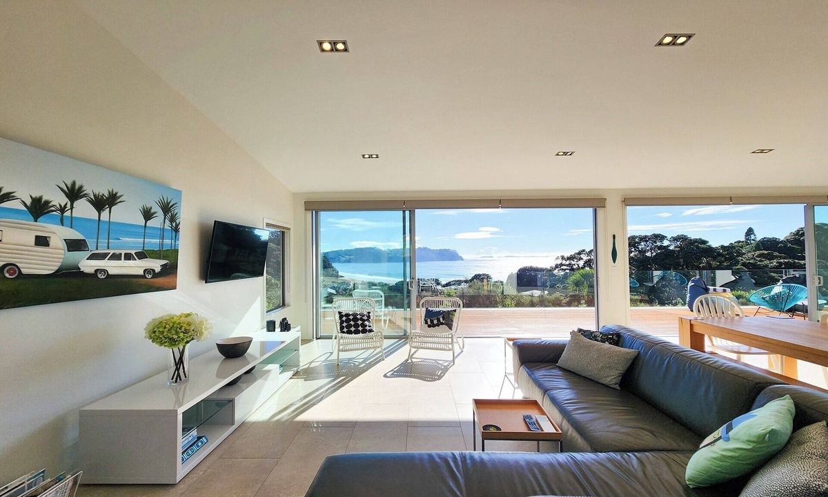 Hot Water Beach Villa | Enjoy surf views of Hot Water Beach from your bed, modern and comfortable home