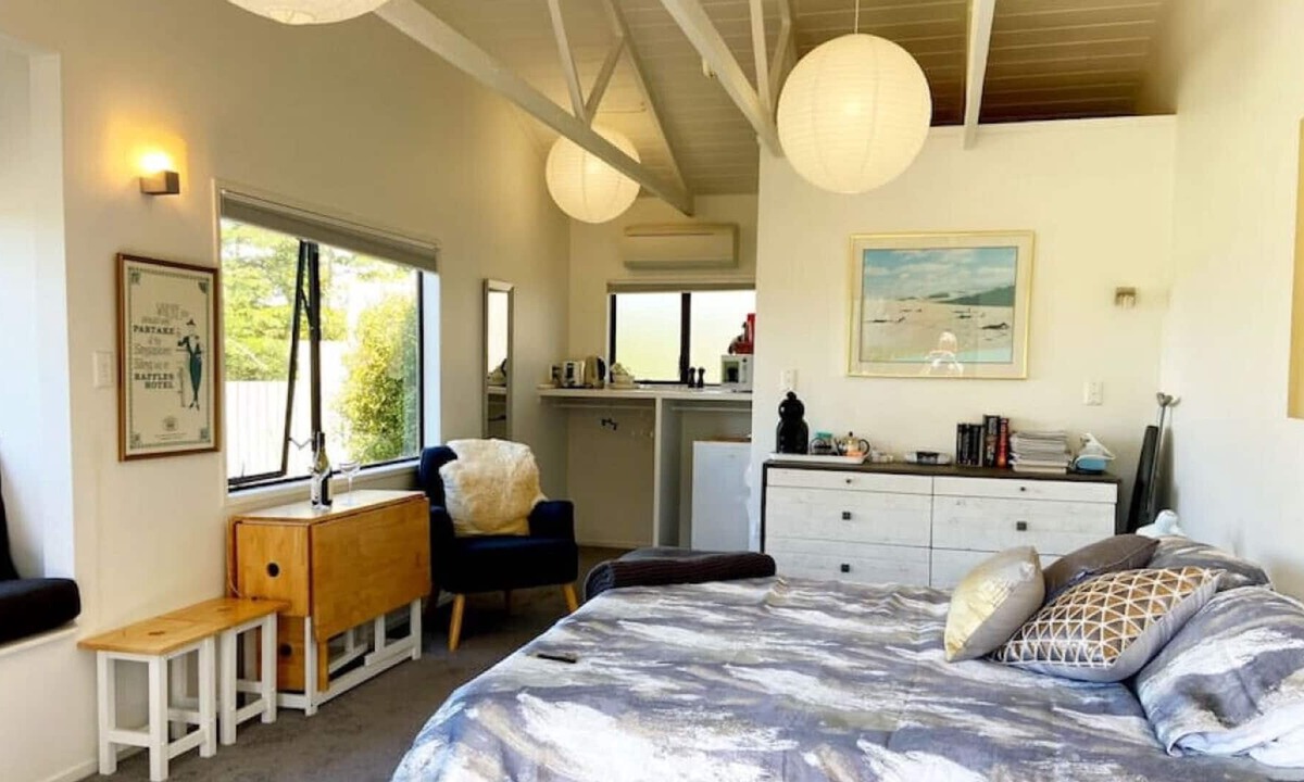 Surfdale House | Enjoy this light-infused studio