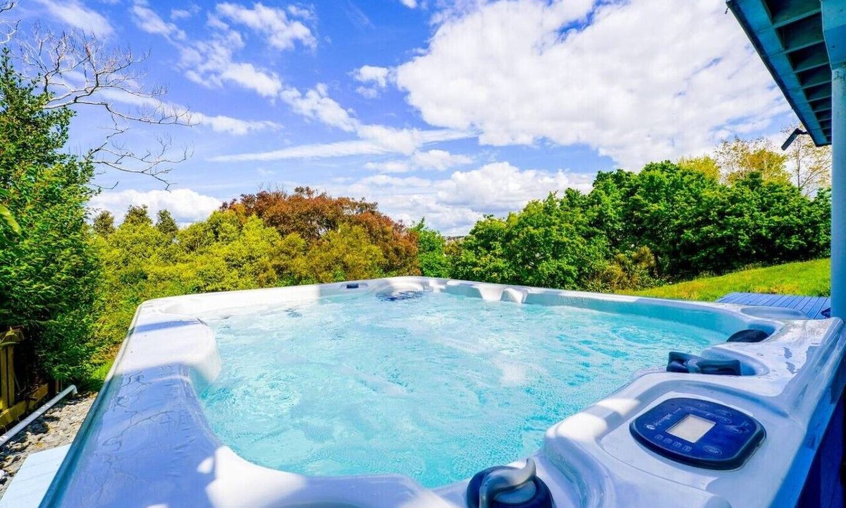 Bucklands Beach House | Enjoy Your Private SPA with Stunning Tranquil View