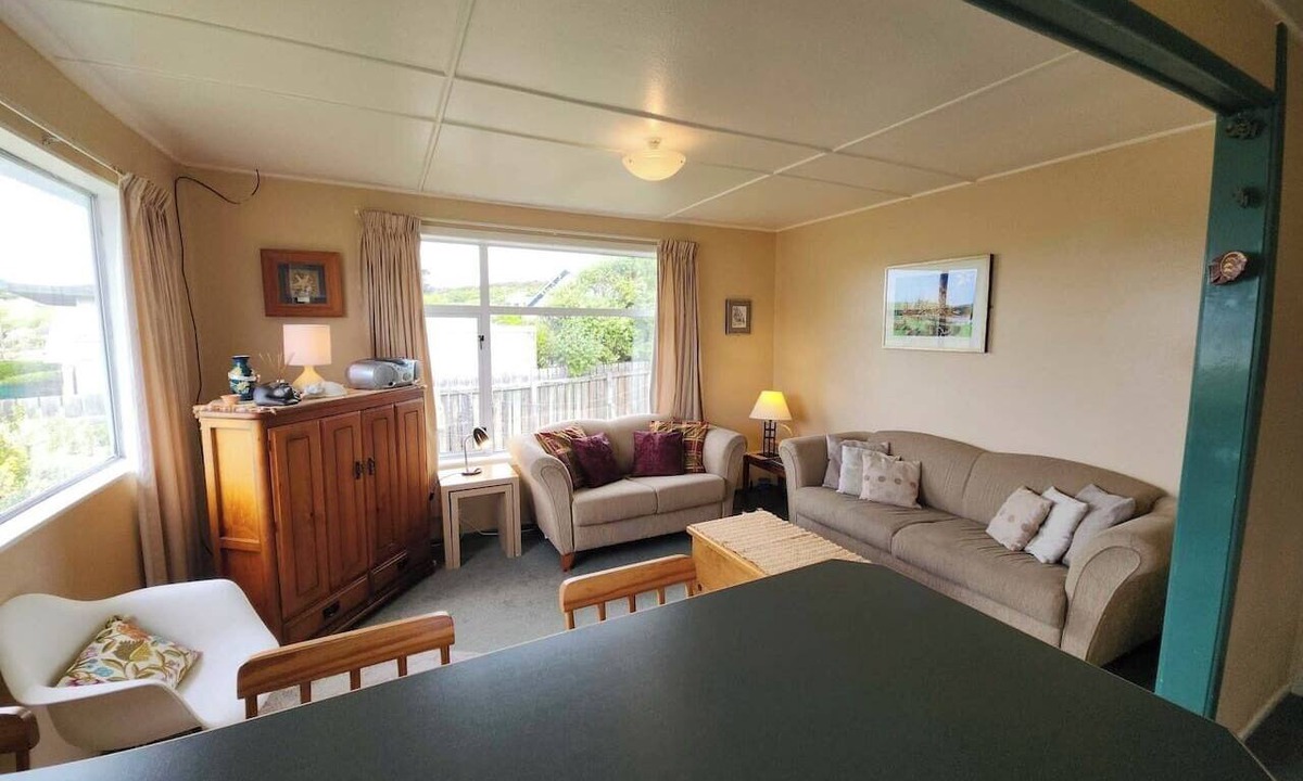 Kaka Point House | Esplanade Escape – Classic Coastal Cottage