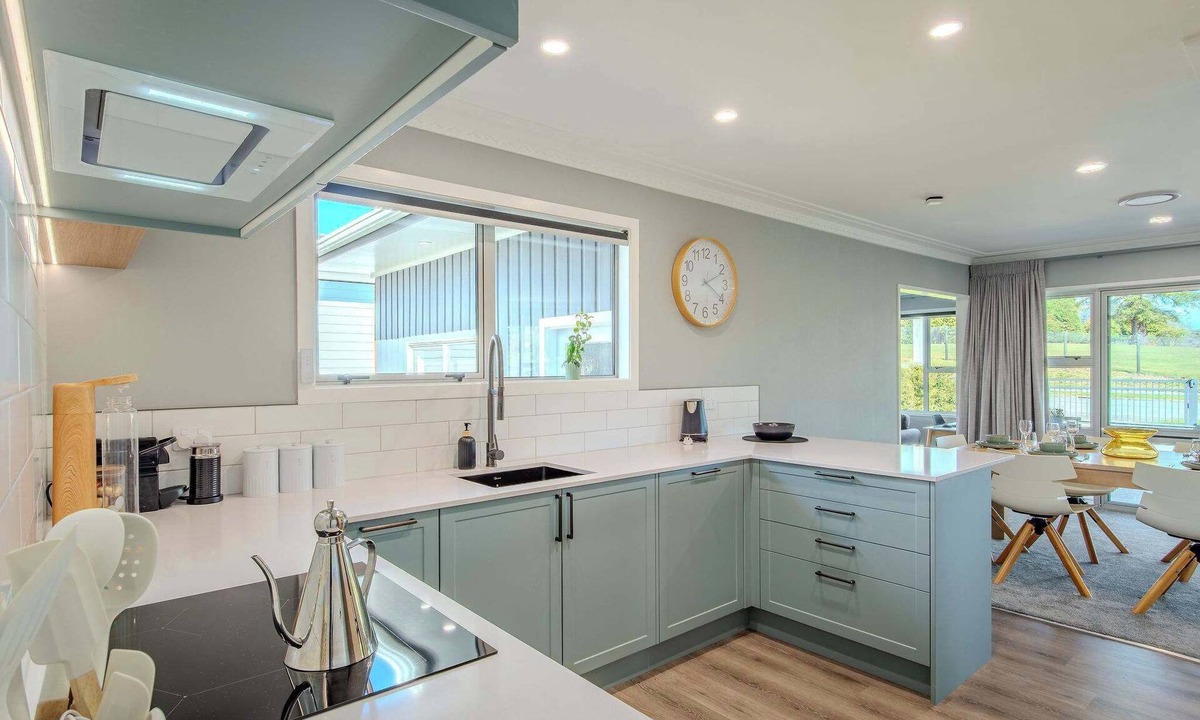 Rotorua House | Fairway Views - Golf, Spa Pool, Sleeps 10