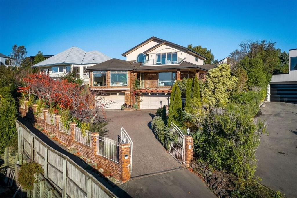 Christchurch House | Family Friendly 4 Bedroom Home With Panoramic Views