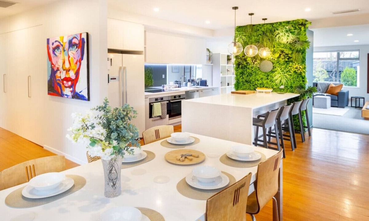 Christchurch House | Family-Friendly | Spa, Games Room & Secure Parking