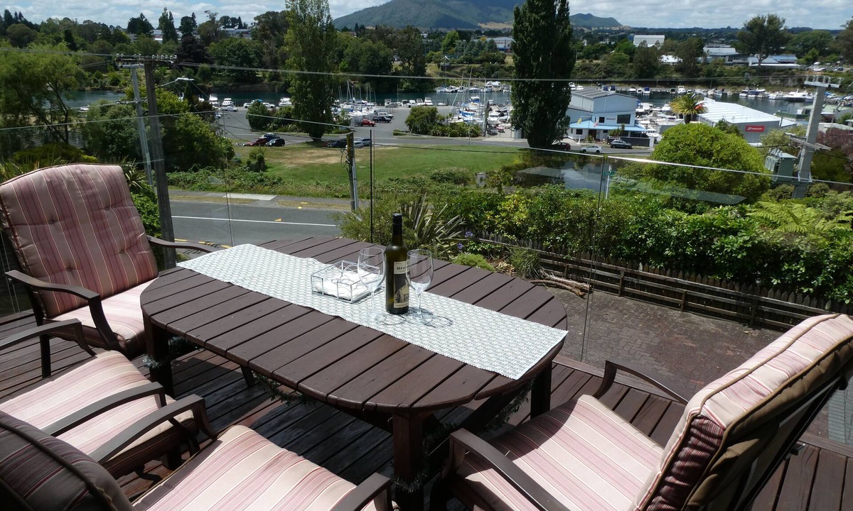 Nukuhau House | Fantastic panoramic views from River, Marina to Lake. Private & Close to Town.