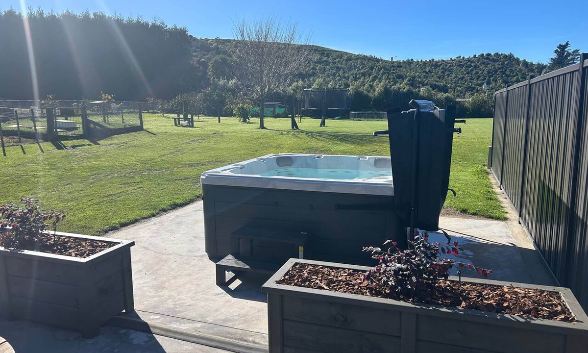 Papamoa Apartment | Farmstay Escape: Enjoy open space, relaxing spa and friendly farm animals