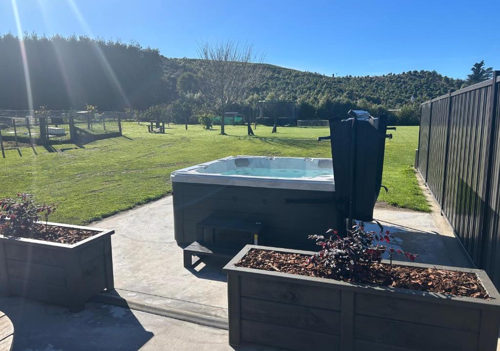 Papamoa Apartment | Farmstay Escape with pet farm animals and a spa