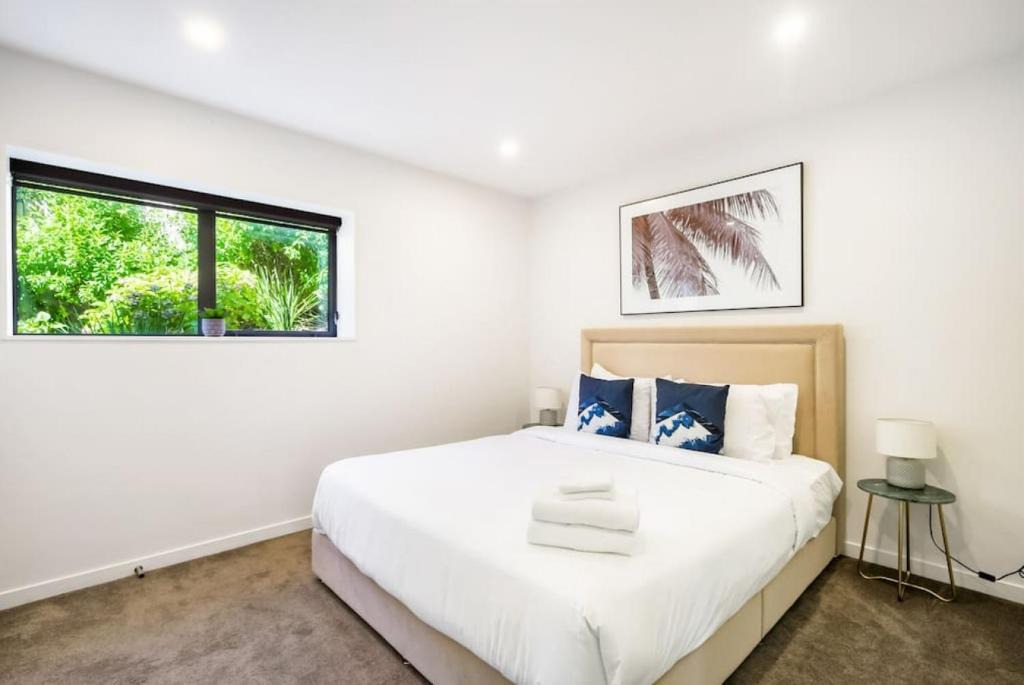 Greenhithe Apartment | Forest View Apartment with Parking and Garden