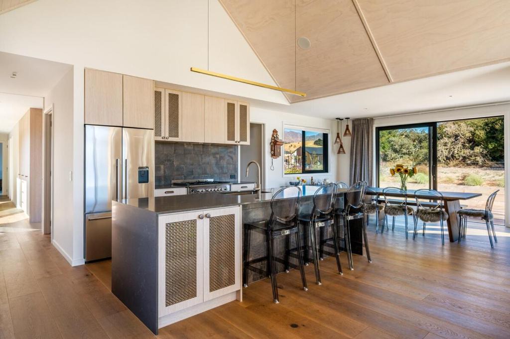 Wanaka House | Four-Bedroom Alpine Retreat with Two Living Areas