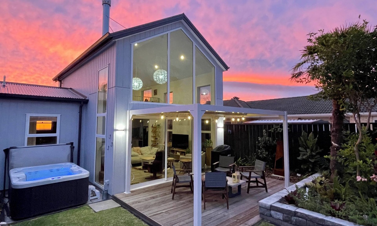 Papamoa Beach House | Frank and Pipi. New, private and close to the beach.