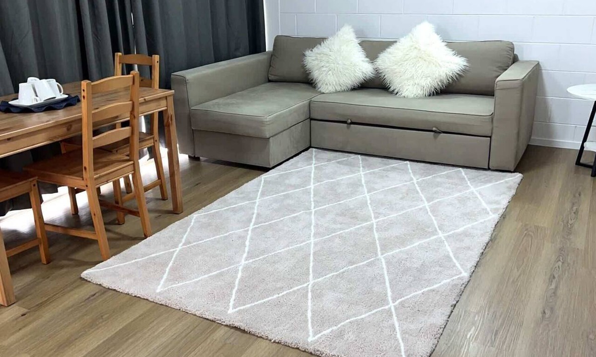 Epsom Apartment | Freshly Renovated 1BDR with Parking in Epsom