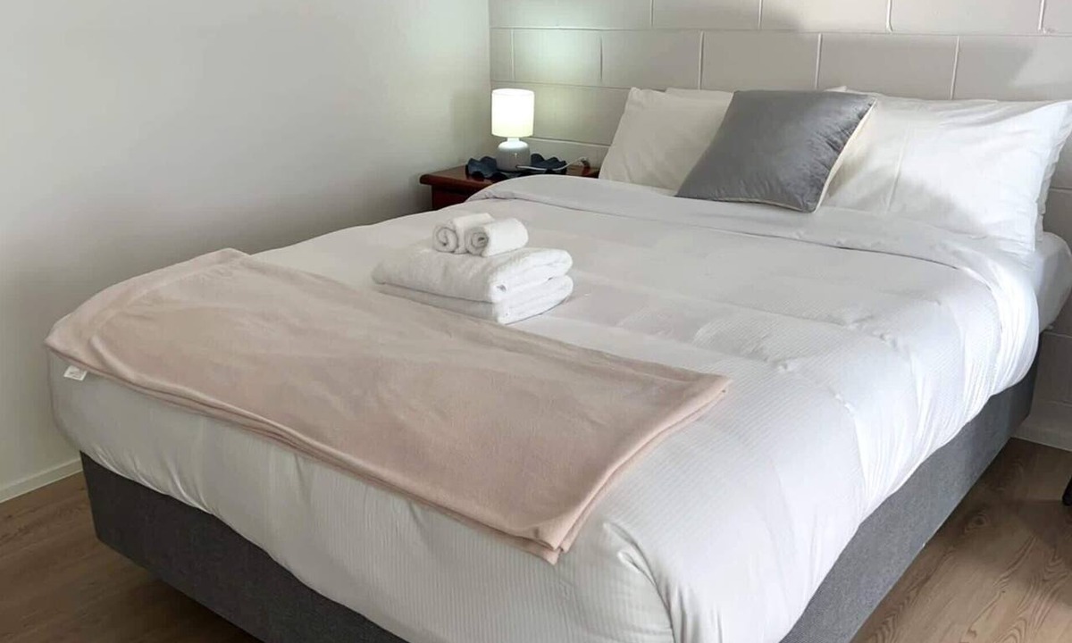 Epsom Apartment | Freshly Renovated Studio with Parking, Epsom