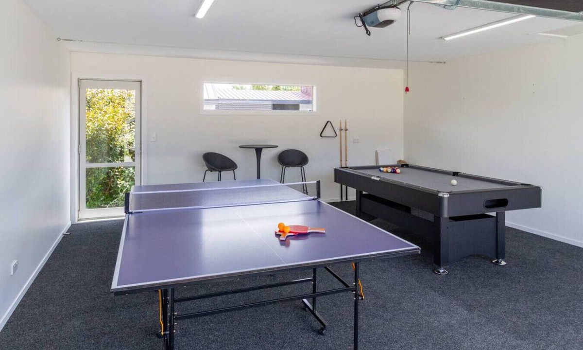 Saint Albans House | Games Room Escape, Pool Table, Ping Pong & Air Con