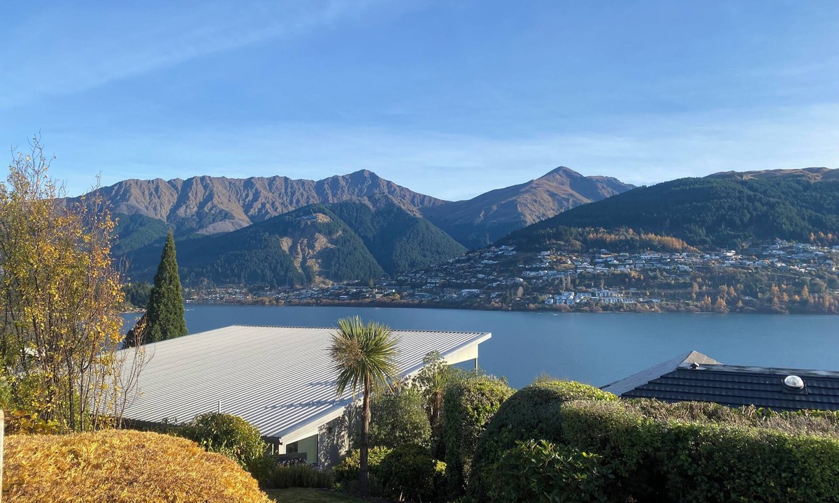 Kelvin Heights Apartment | Garden apartment, lake + mountain views, sunny, near ferry to town, sleeps four