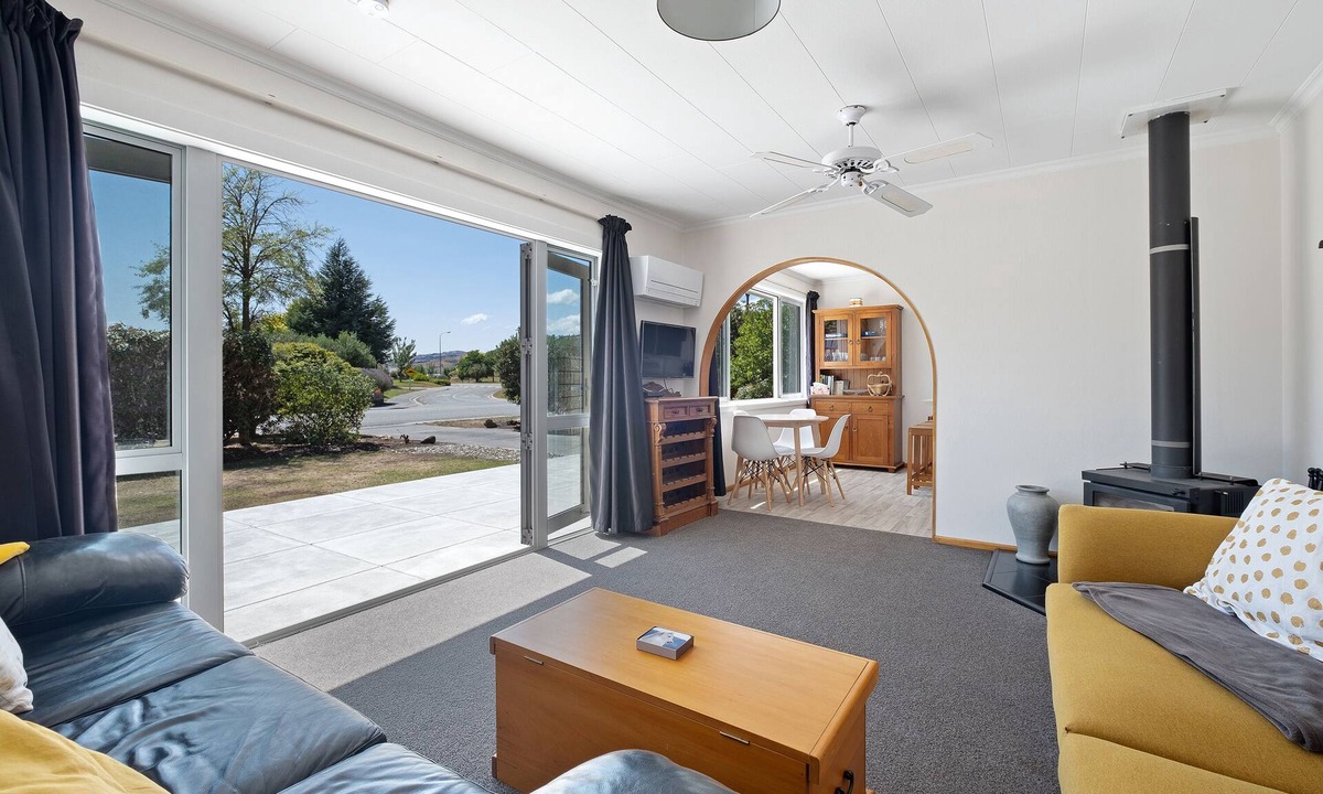 Lowburn Cottage | Getaway on the Green - Cromwell Holiday Home