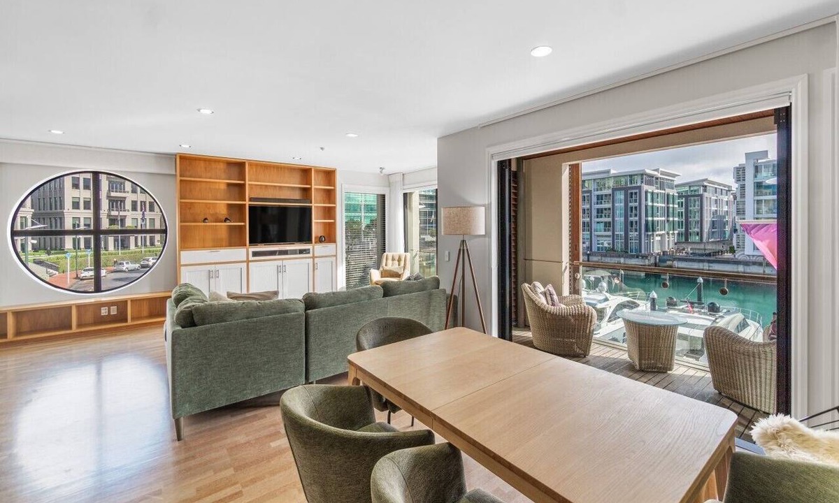 Auckland Central Business District Apartment | Gorgeous 2-Bed 2-Bath Harbour View Stunner