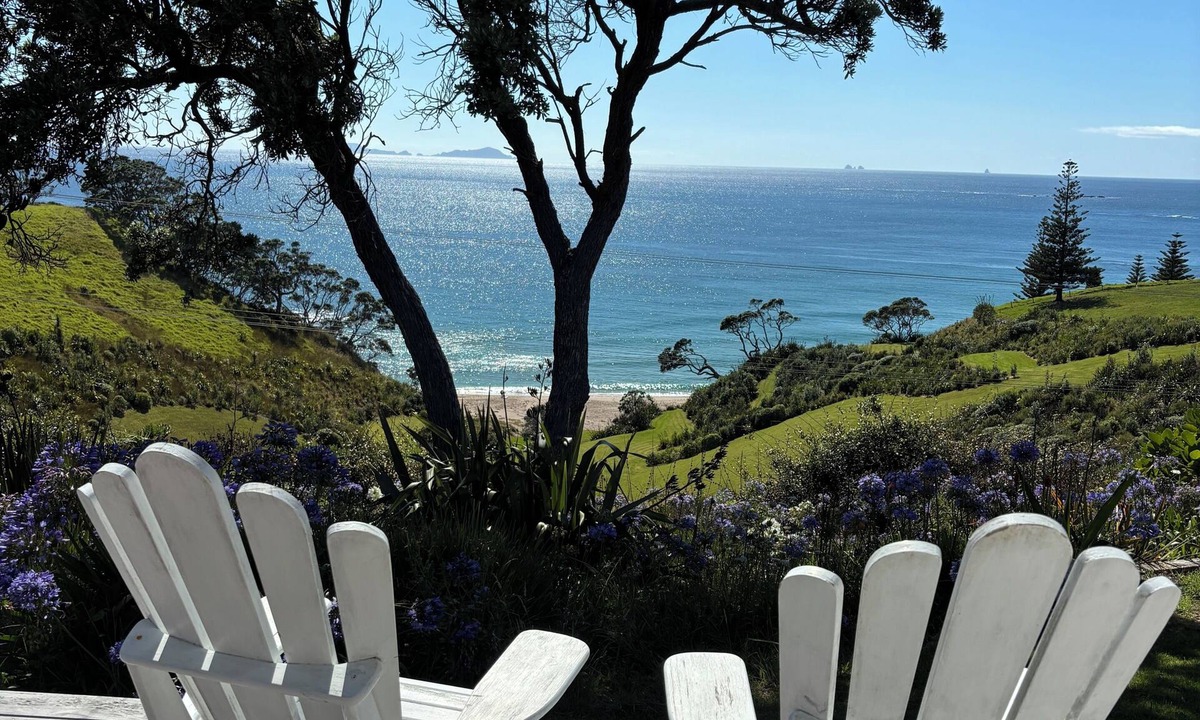 Whananaki House | Gorgeous Whananaki bach with stunning sea views - walk to the beach & estuary.