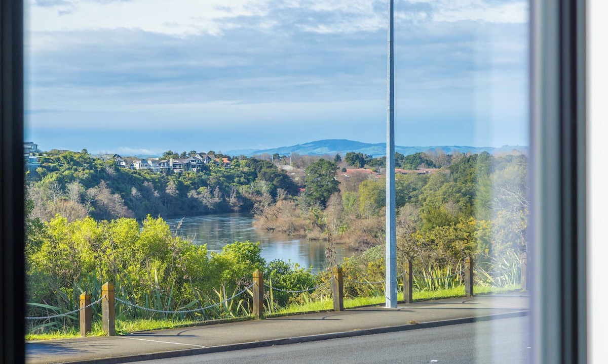 Hamilton House | Great Short-Mid Term Stay! River Views & Games Room