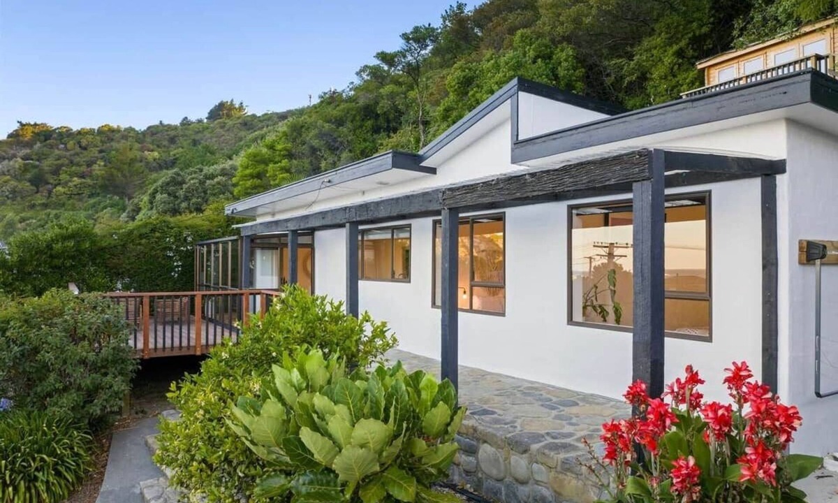 Kaikoura House | Great Views & Location | Workspace | Spa Pool