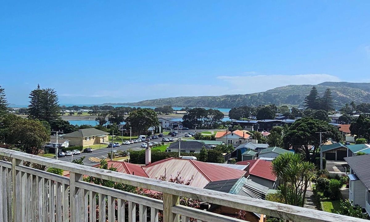 Raglan House | Great views of Raglan bar, harbour and Raglan town, central location.