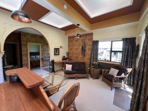 Otaki Apartment | Greenwood Bungalow - Stylish Retreat