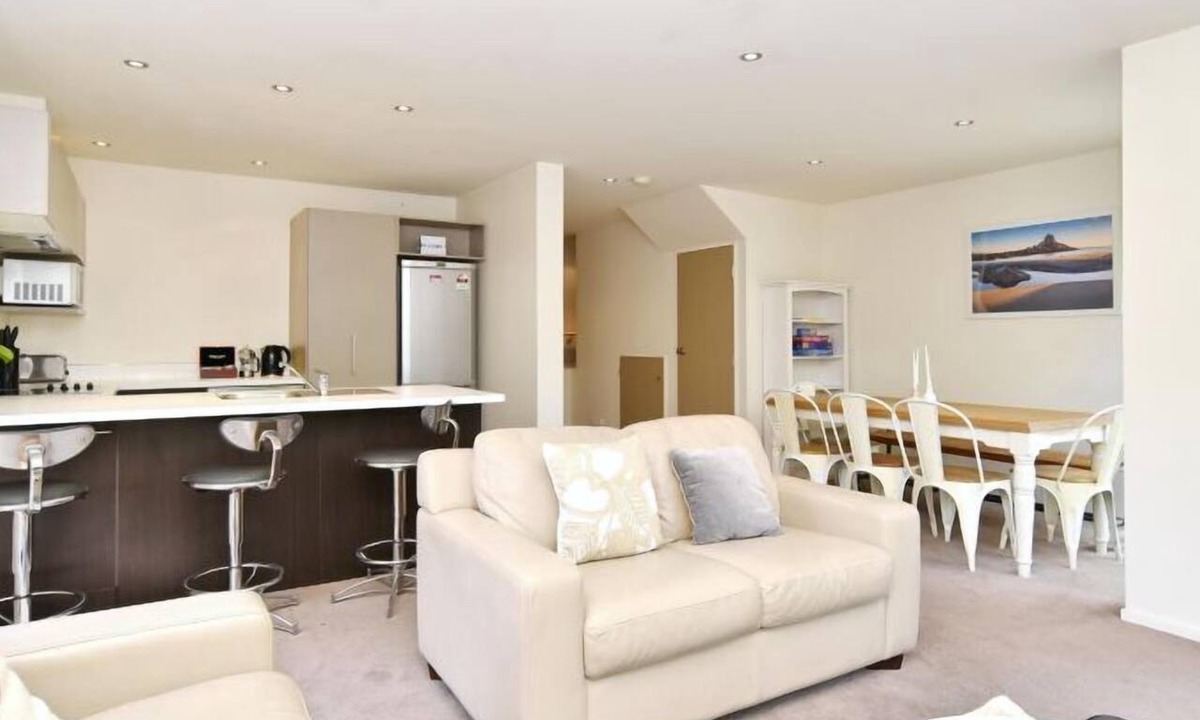 Addington Apartment | Hagley Apartment-Upmarket Apart. w/Private Courtyard -Right Next to Hagley Park