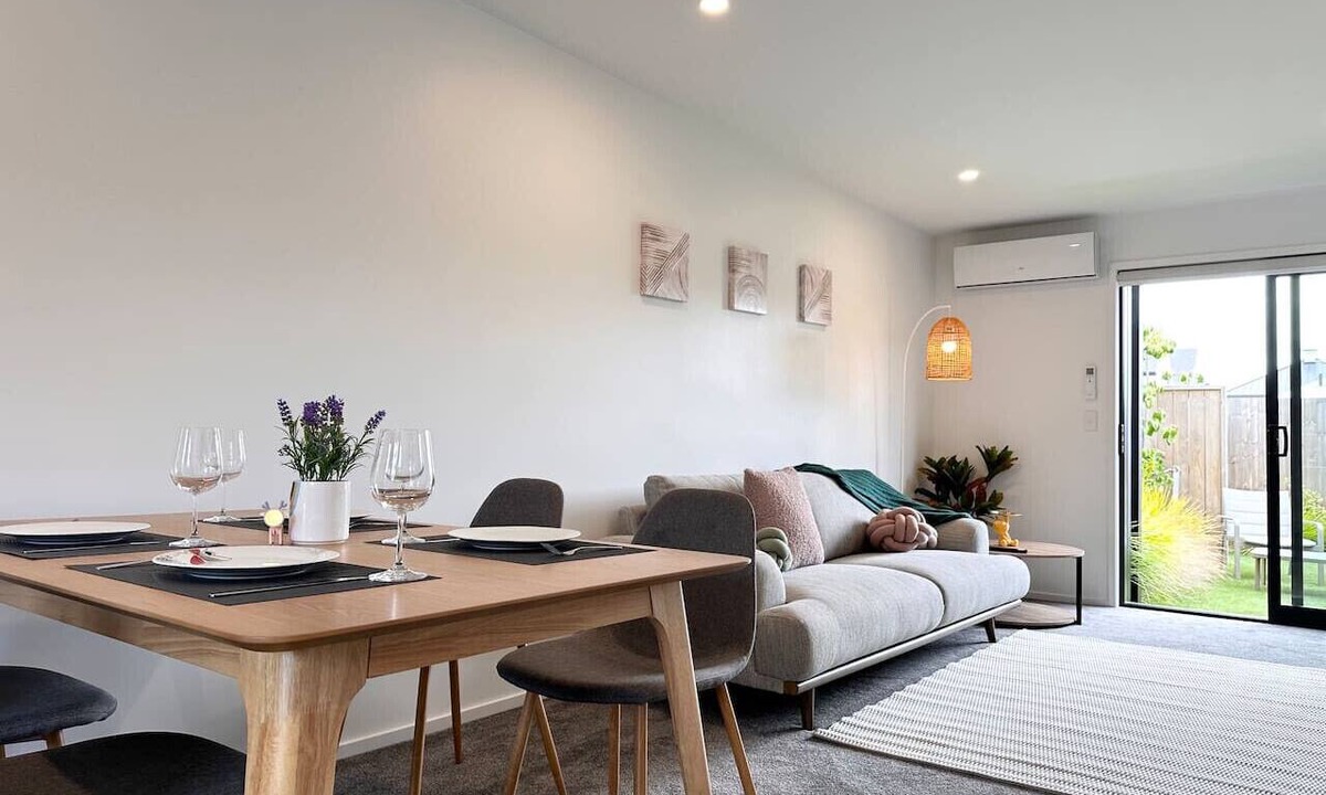 Riccarton House | Hagley townhouse with courtyard and free parking in Christchurch