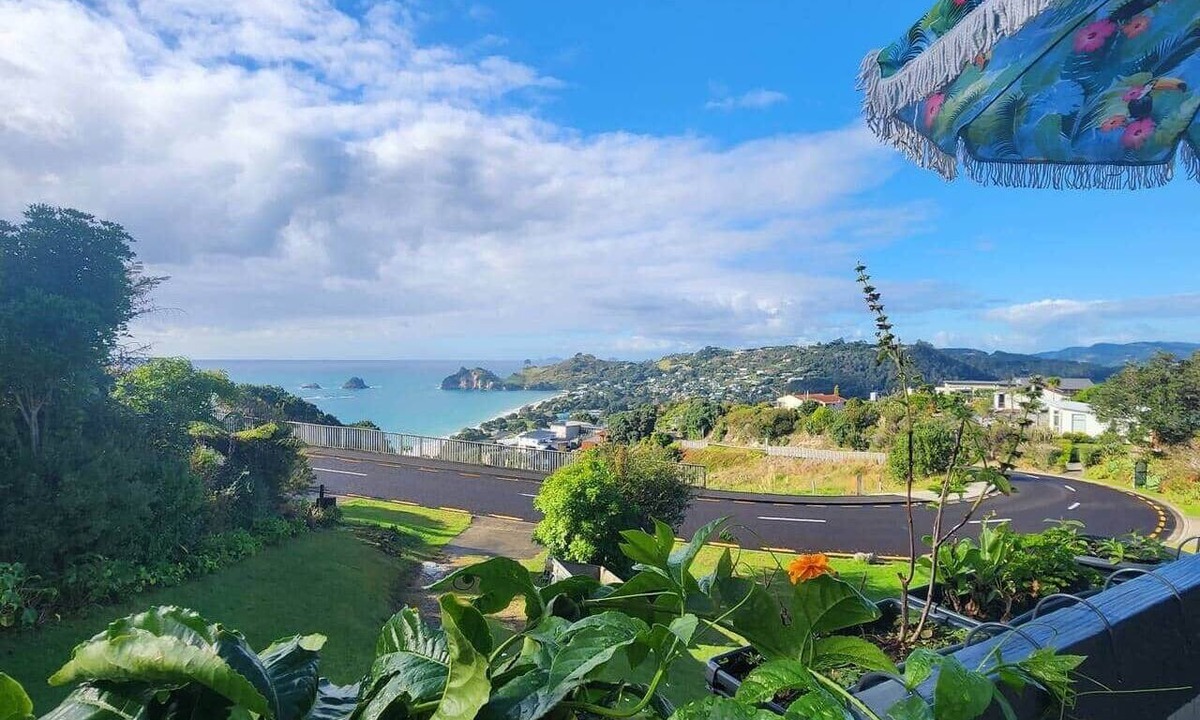 Hahei House | Hahei Horizon - stunning views, only steps away from the Cathedral Cove track