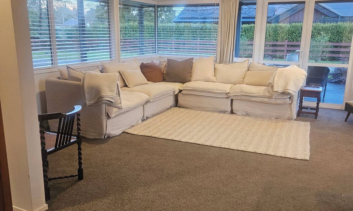 Tamahere House | Hamilton 3 bedroom Home overlooking paddocks 4 m from city