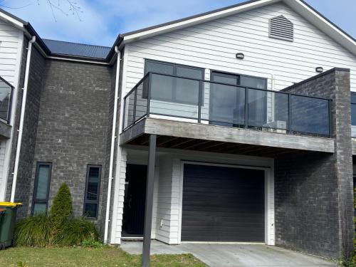 Hamilton House | Hamilton Hospital Retreat - 2 Bedroom Townhouse Modern Warm Quiet