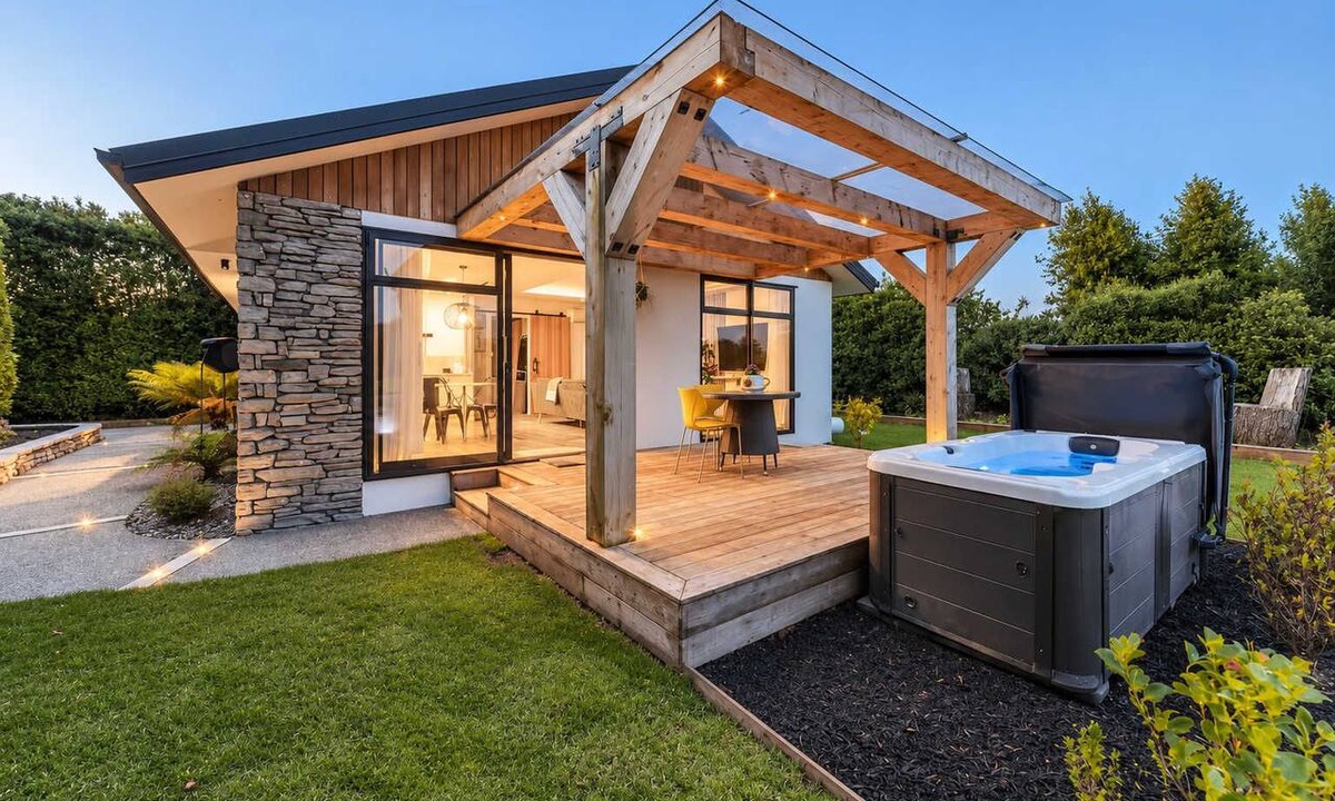 Prebbleton House | Hamptons Cottage | Hot Tub + Fireplace