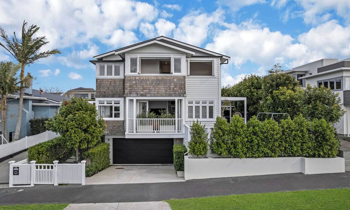 Narrow Neck House | Hamptons House by Narrow Neck Beach