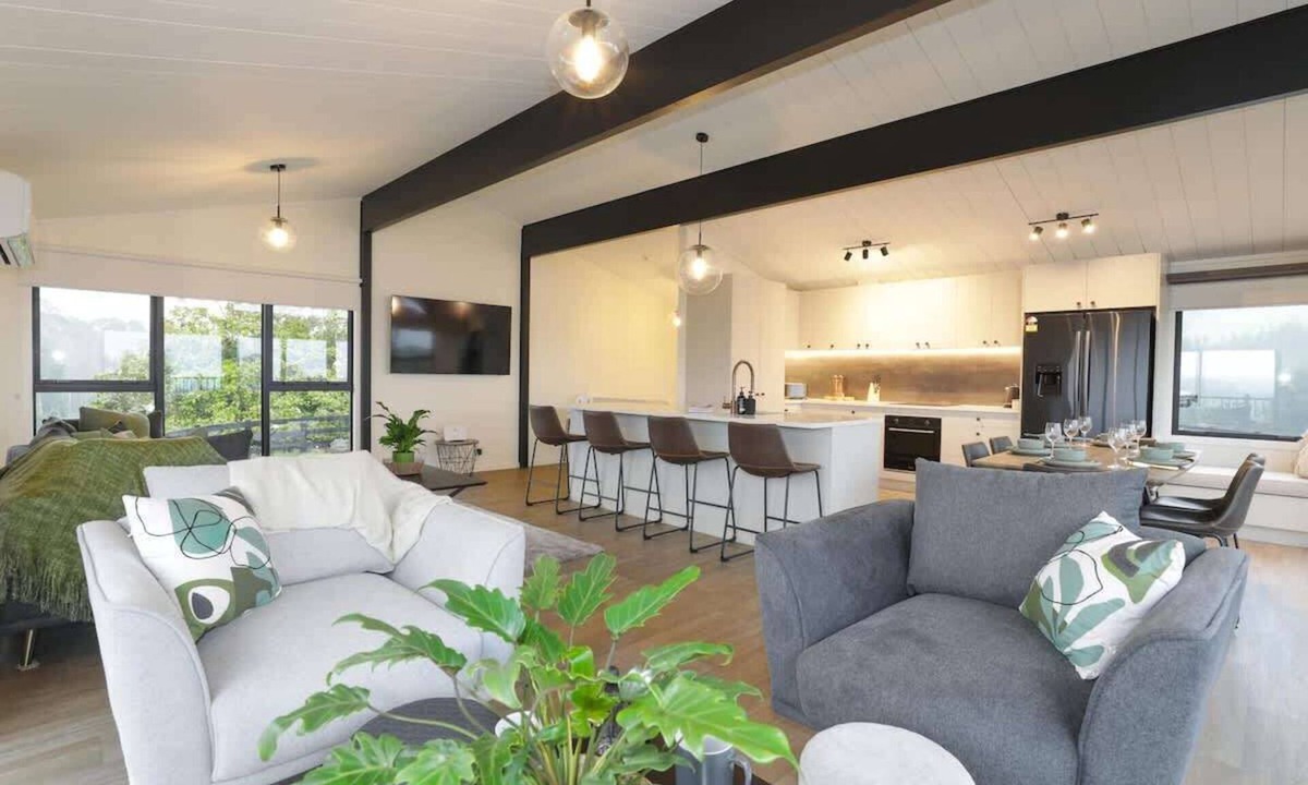 Hamurana House | Hamurana Views - Spa, Lake Views, Sleeps 12
