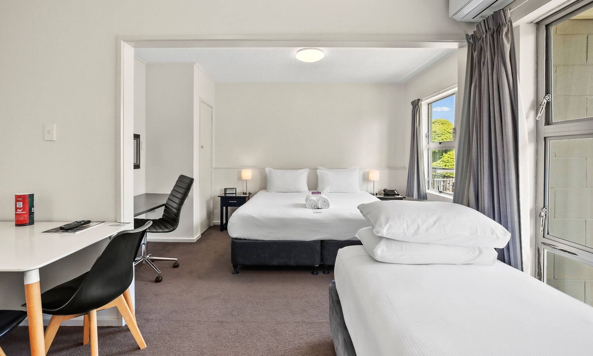 Hamilton North Hotel | Heartland Ambassador Hotel Hamilton
