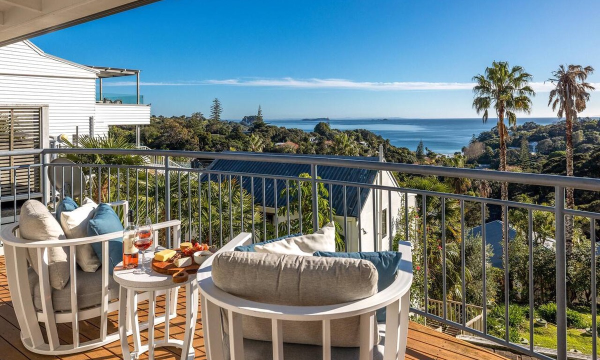 Palm Beach Apartment | Hibiscus Hideaway - Hibiscus Hideaway is a bright, comfortable apartment set within Waiheke Resort, with sea views and a short walk to Palm Beach. Open plan living leads out to a private deck, making it an easy, well-positioned base for couples or so