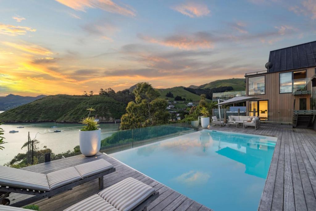 Christchurch District House | Hidden Paradise in ChCh -Pool, Spa & Harbour Views