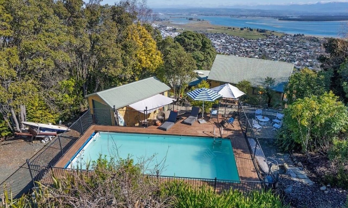 Britannia Heights House | Hilltop Ocean Views - Twin Outdoor Baths & Pool