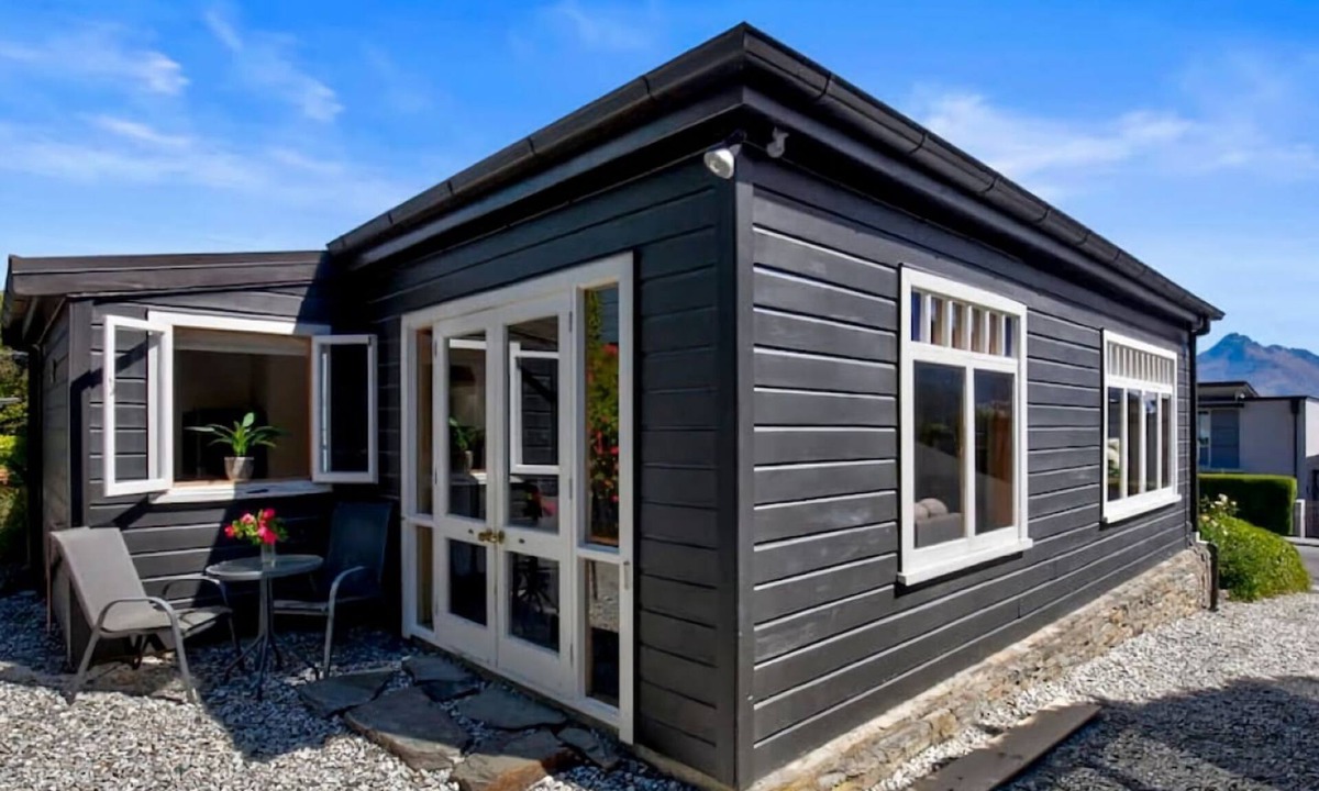 Queenstown City Centre Apartment | Historic Stonehouse Mini walk to town with shared spa