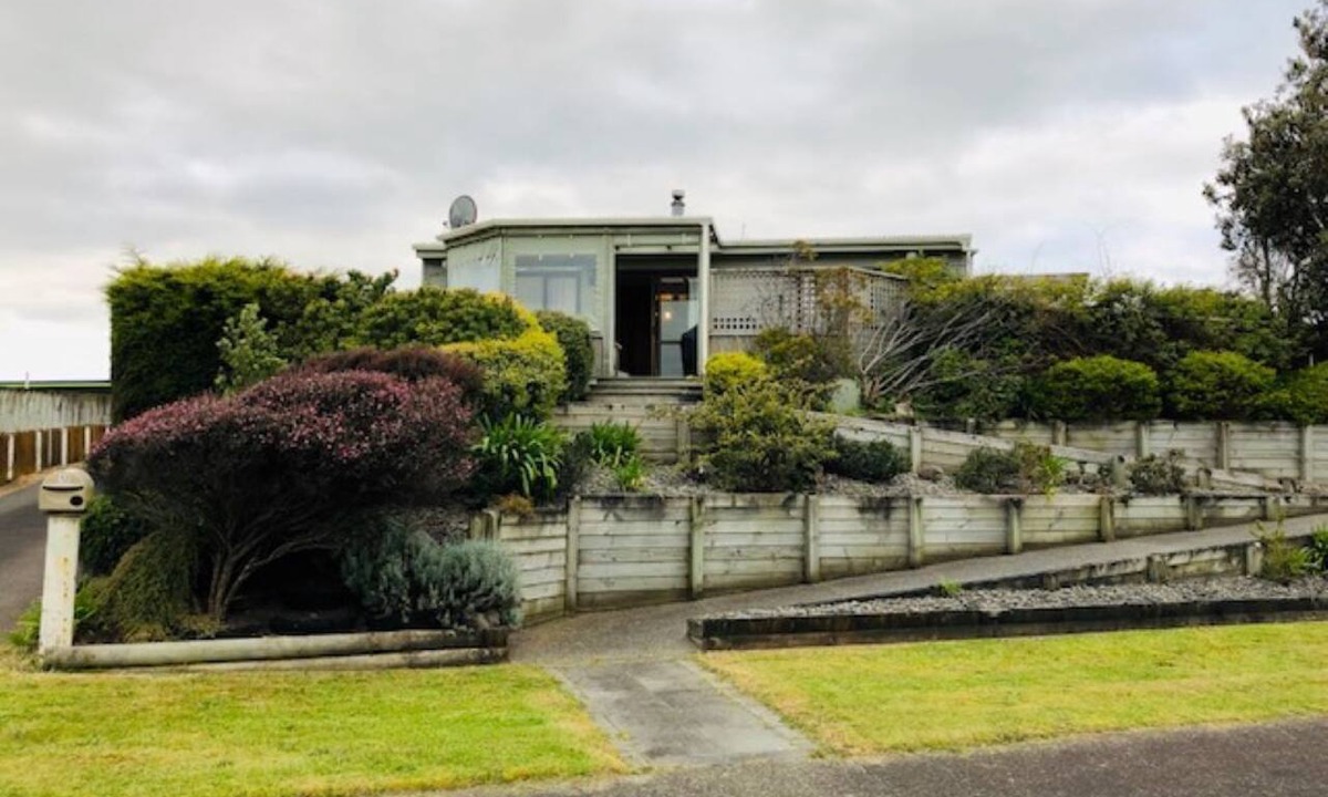 Waitarere Beach House | Holiday House with additional Sleepout to Rent Separately