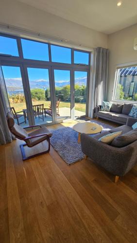 Wanaka House | Home with Amazing Lake and Mountain Views