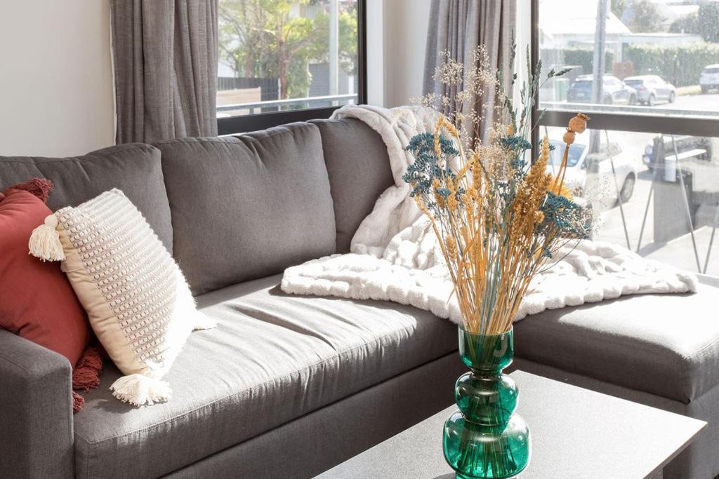 Edgeware Apartment | Honey for the Money Warm Sunny 10 mins CBD